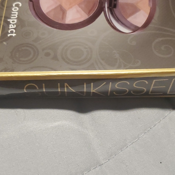 Hoat Pick Oct Sun-kissed makeup compact plus free makeup brush - Picture 3 of 3